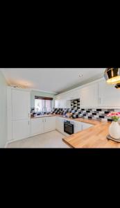 Modern home Close toCardiff venues