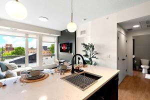 W517 Stylish 1Bd In Heart of Minneapolis, Minutes From Minneapolis Convention Center & US Bank Arena