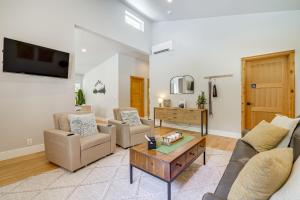 Deck, Hot Tub and Views Sleek Getaway in Index!