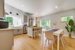 Deck, Hot Tub and Views Sleek Getaway in Index!