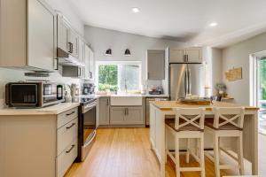 Deck, Hot Tub and Views Sleek Getaway in Index!