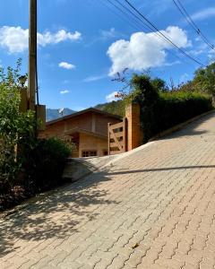 Casa em Santo A do Pinhal, vizinha à Campos do Jordão