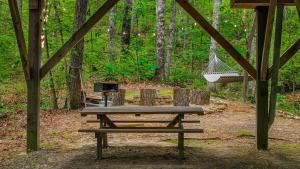 Serenity Escape Treehouse on 14 acres near Little River Canyon