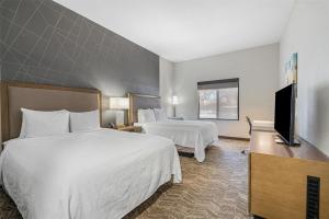 Queen Room with Two Queen Beds room in Best Western Valencia/Six Flags Inn & Suites