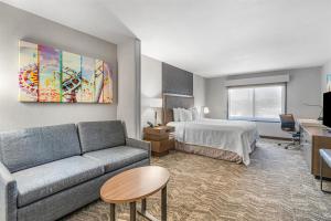 King Suite room in Best Western Valencia/Six Flags Inn & Suites