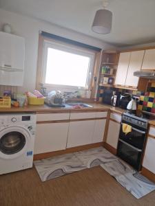 Vibrant Room in Centeral Ayr