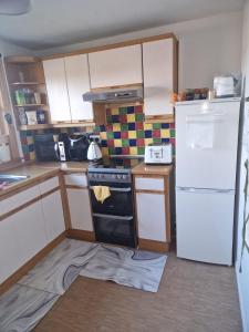 Vibrant Room in Centeral Ayr