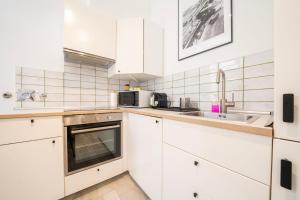 City Park Harmony Studio Heroes Sq AC, Smart TV