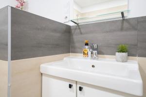 City Park Harmony Studio Heroes Sq AC, Smart TV