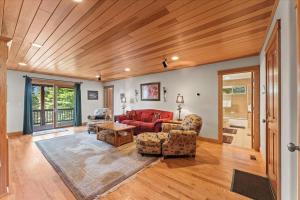 Wooded Escape in Tahoe Vista Private Hot Tub