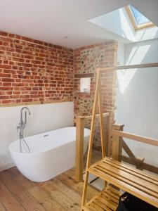 Holt GRDN House A beautiful 1 bedroom house with freestanding bathtub and log burners