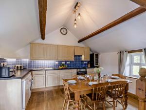 4 Bed in Conwy 95386