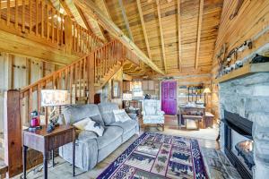 2 Mi to Mabry Mill Mtn-View Cabin with Porch!