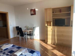Apartments by the sea Tucepi, Makarska - 24643