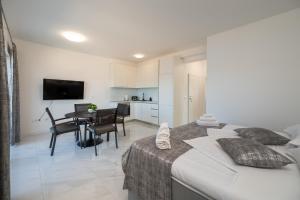 Apartments with parking space Mastrinka, Ciovo - 24727