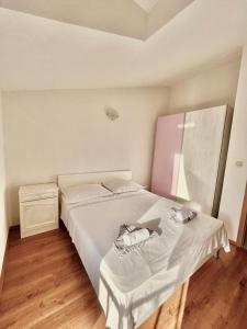 Apartments by the sea Povlja, Brac - 21810