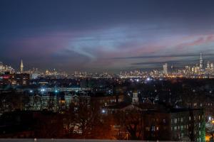 Rosy Retreat with NYC Views by the train, Free Parking, 3 beds, 20 Percent OFF 7 days