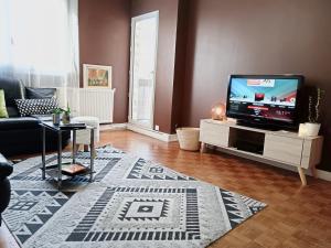 GRAND PARIS, private parking, balcony and metro, 24 hours self checking