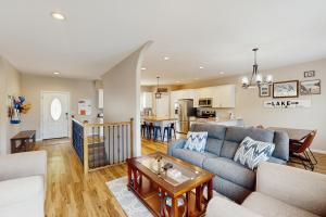 3BR Lakefront Home with 2 Living Rooms, Dock and WandD