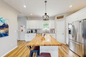 3BR Lakefront Home with 2 Living Rooms, Dock and WandD