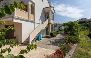 Amazing Apartment In Supetarska Draga 