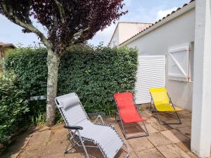 Maisons de vacances Maison Cosy avec Piscine, Proche Plages et Commerces a La Tranche-sur-Mer - FR-1-22-194 : photos des chambres