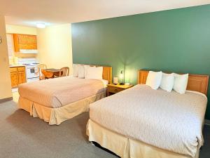 Queen Room with Kitchenette - No Pets Allowed room in Timbers Motel