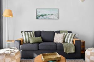 Stylish CBD Stay 2BR with Balcony & Wi-Fi