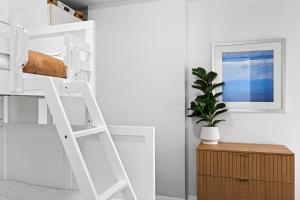 Stylish CBD Stay 2BR with Balcony & Wi-Fi