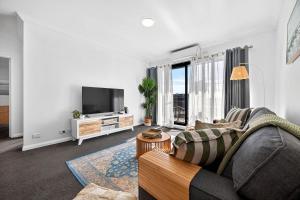 Stylish CBD Stay 2BR with Balcony & Wi-Fi