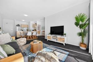 Stylish CBD Stay 2BR with Balcony & Wi-Fi