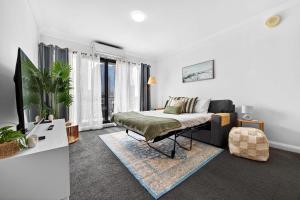 Stylish CBD Stay 2BR with Balcony & Wi-Fi