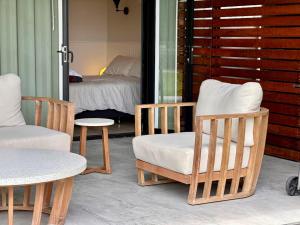 The Eco Shed - Private Riverfront Getaway - Close to Town - Pet Friendly