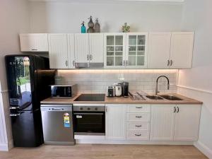 The Eco Shed - Private Riverfront Getaway - Close to Town - Pet Friendly