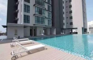 High Floor Seaview 2BR suites with Pool Sauna & Bathtub Near Gurney George Town Jazz Suites 253A
