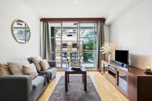 CBD crib - Skyline views meet pool & gym living - KS004