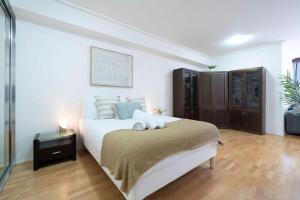 CBD crib - Skyline views meet pool & gym living - KS004