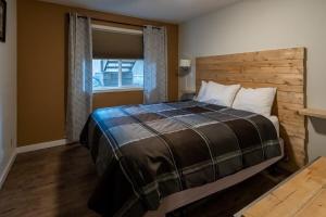 Rocky Mountain Gem - One Level 750 sq ft - Hot Tub - Quiet Condo - Self Check-In - Free Parking - BBQ Fire Pit Area