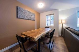 Rocky Mountain Gem - One Level 750 sq ft - Hot Tub - Quiet Condo - Self Check-In - Free Parking - BBQ Fire Pit Area