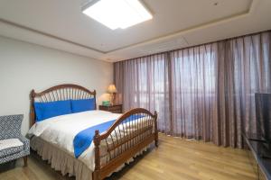 On the Beach for big family & Bexco