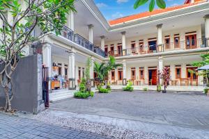 Collection O Bali near Beachwalk Shopping Center formerly Budget Door Legian Inn
