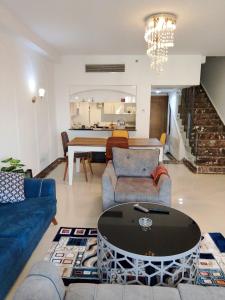 شقة دوبلكس مستوي فندقي بورتو كايرو التجمع الخامس عائليه704