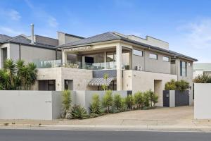 Mornington Beachfront Bliss - Pool, Spa & Rooftop Sunsets