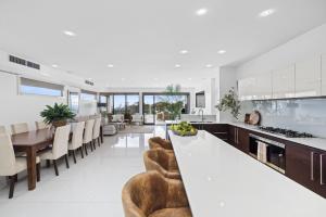 Mornington Beachfront Bliss - Pool, Spa & Rooftop Sunsets