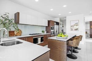 Mornington Beachfront Bliss - Pool, Spa & Rooftop Sunsets