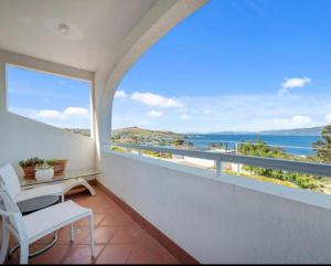 Huge luxurious home - Stunning Water Vista