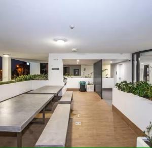 Modern Coastal Apartment - Walk to beach and shops