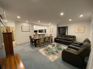 Huge luxurious home - Stunning Water Vista