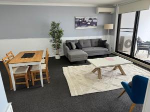 Modern 2-Bedroom Apartment 7mins to Paramatta Train Station