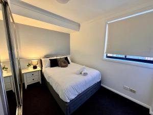 Modern 2-Bedroom Apartment 7mins to Paramatta Train Station